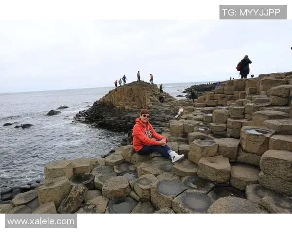 现代足球明星全景解析与成就回顾，探索他们的传奇故事与影响力